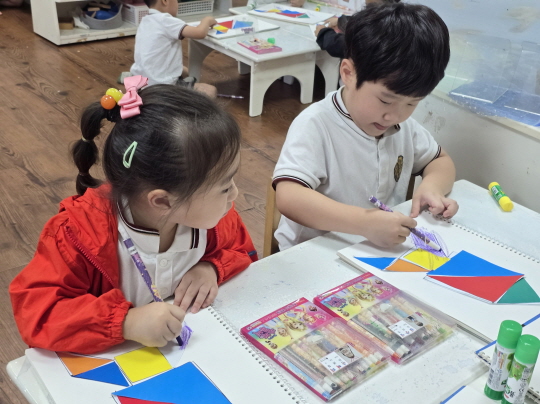 칠교로 로켓모양을 만들고 꾸며 보았어요